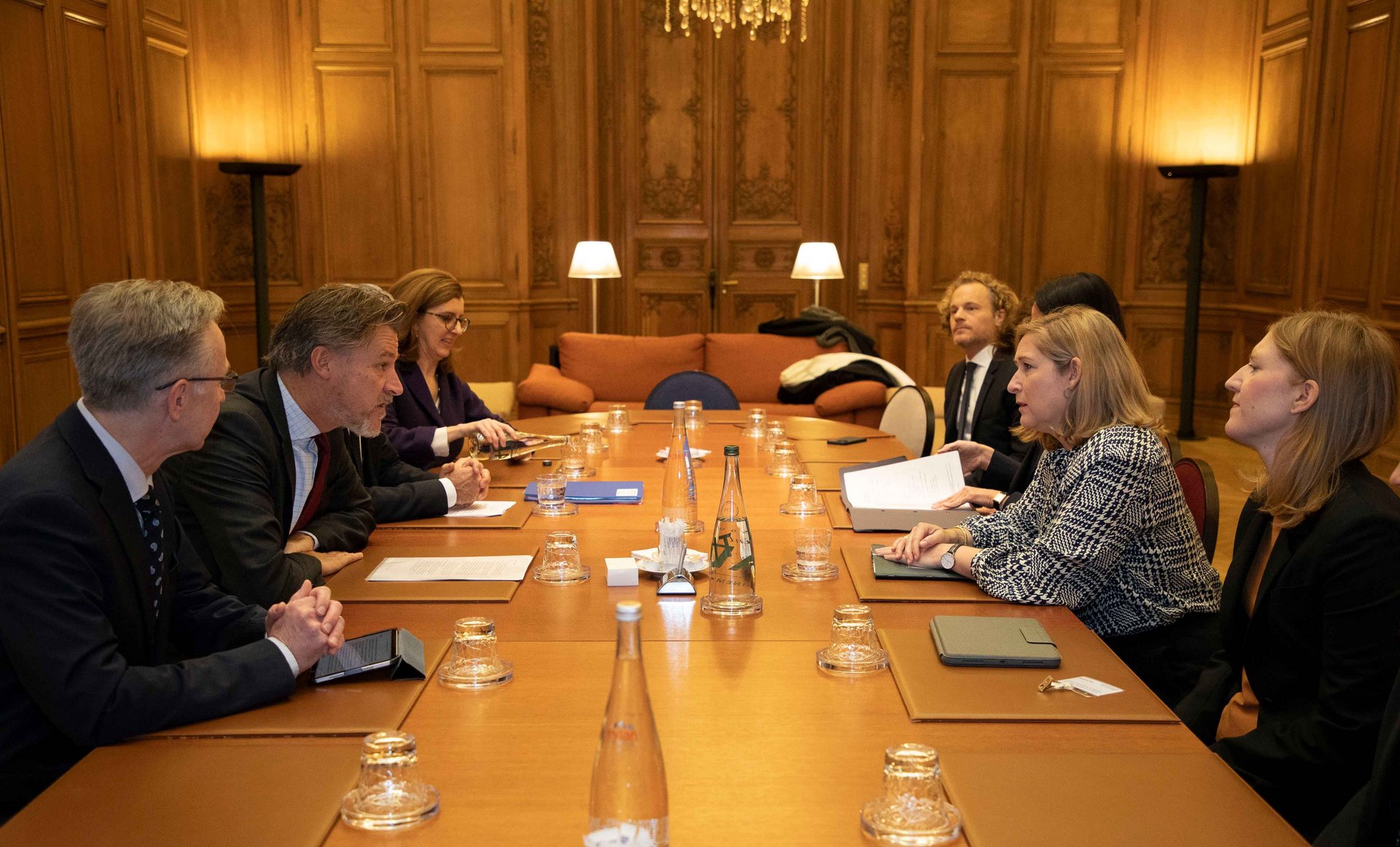 Delegation des Bundesarbeitsministeriums unter der Leitung von Staatssekretärin Lilian Tschan und das OECD-Team um Vize-Generalsekretär Ulrik Vestergaard Knudsen sitzen mit weiteren Personen an einem großen Konferenztisch und tauschen sich aus zum Thema.